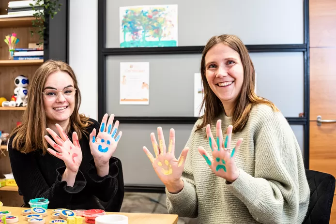 Orthopedagogen Kayleigh Hillebrand (l) en Gwenny van Rijn begeleiden onder andere meisjes met adhd. Spelenderwijs leren ze kinderen om te gaan met deze stoornis. © Merel Klijzing